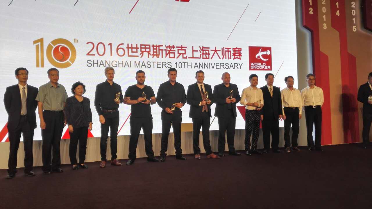 为连续十年参加上海大师赛选手颁奖