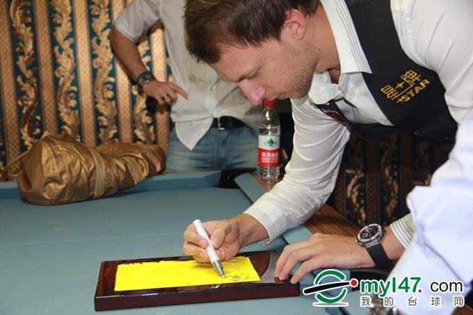 星牌签约斯诺克巨星特鲁姆普按手模留念并亲笔签名